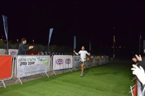 עדן פז בסיום ריצה של 200 ק"מ במרוץ סובב עמק