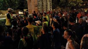מנש משעשע את שומעיו באנדרטת אלנבי