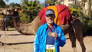 פרנסיס אבירן וחבר עם סיום המרתון במרקש